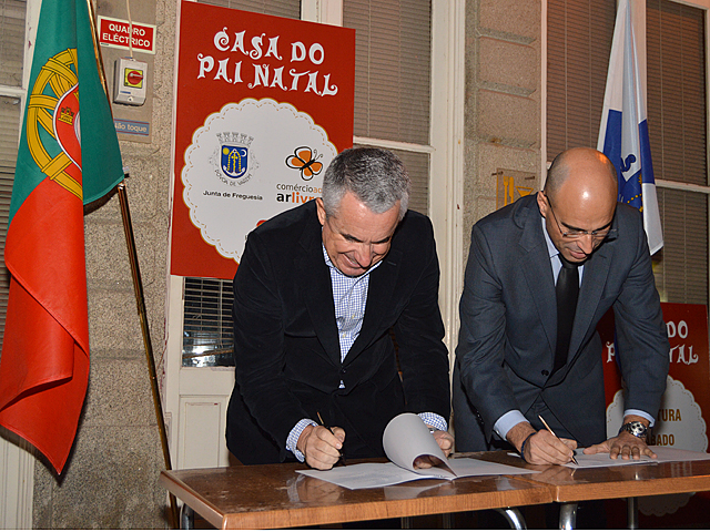 Município e associações inauguram iluminação de Natal