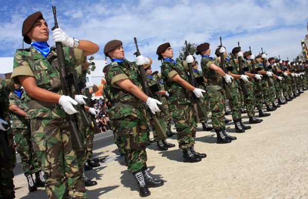 Cerimónia militar e exercícios, nas comemorações do segundo aniversário da Escola Prática dos Serviços