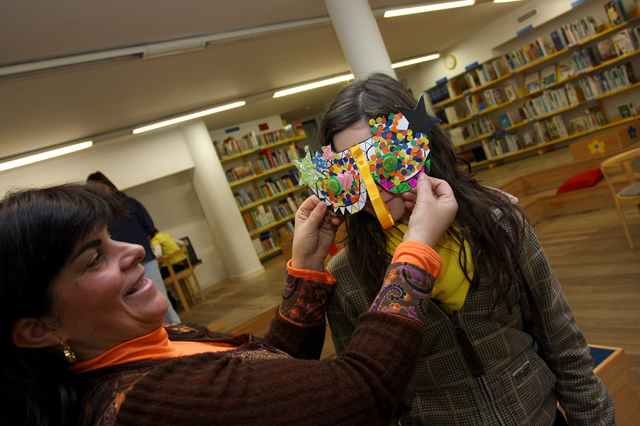 Máscaras deram toque de Carnaval na Biblioteca Municipal