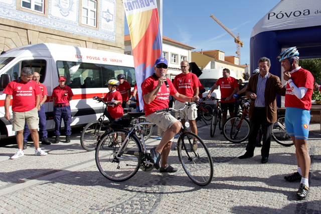 Centenas pedalaram por uma causa