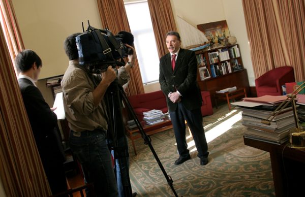 NHK entrevista Macedo Vieira sobre Parque de Ondas de Aguçadoura