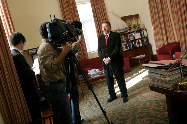 NHK entrevista Macedo Vieira sobre Parque de Ondas de Aguçadoura