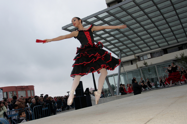 Centenas de bailarinos em palco para comemorar o Dia Mundial da Dança