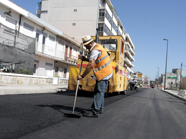 Pavimentação da Rua Gomes de Amorim concluída