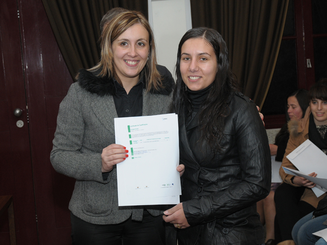 Andrea Silva entrega diplomas de formação