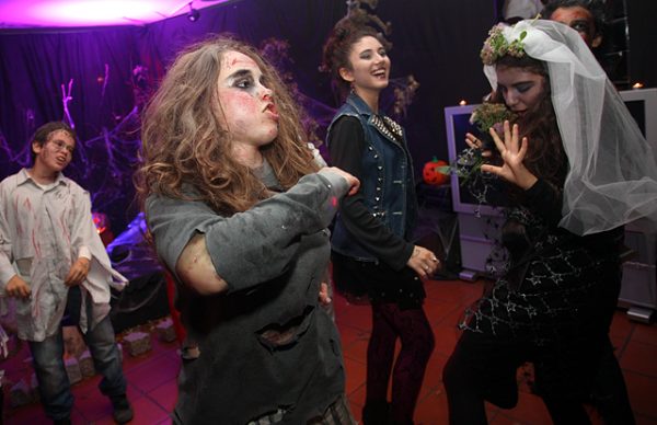 Personagens arrepiantes invadiram casa da juventude neste halloween