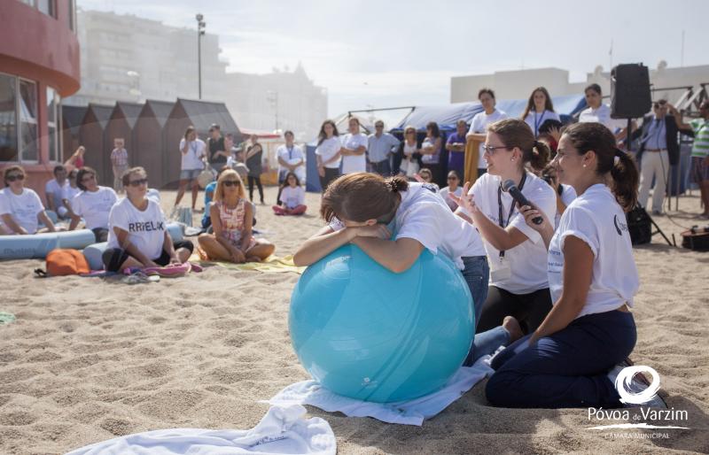 Enfermeiros vão à praia dar aula de preparação para o parto