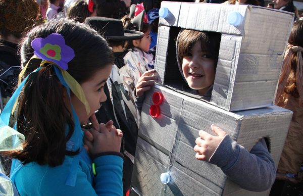 Desfile de Carnaval reúne mais de mil crianças