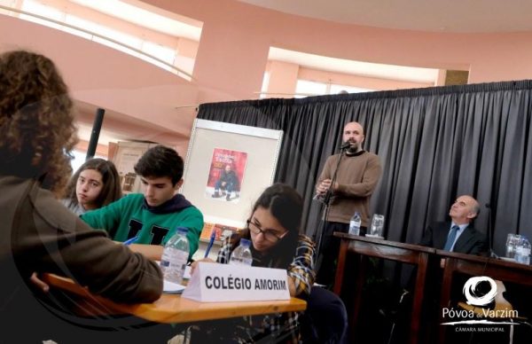 Afonso Cruz questiona alunos sobre as suas reivindicações