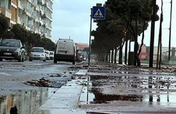 Avenida dos Banhos interdita devido à forte ondulação marítima