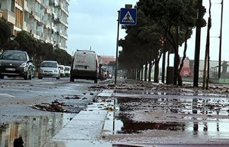 Avenida dos Banhos interdita devido à forte ondulação marítima