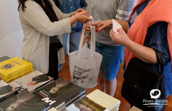 Biblioteca ofereceu livros a quem fez compras