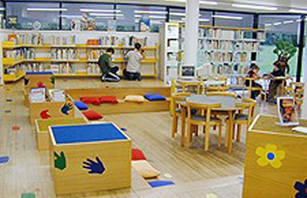 Crianças aprendem a reutilizar papel e cartão