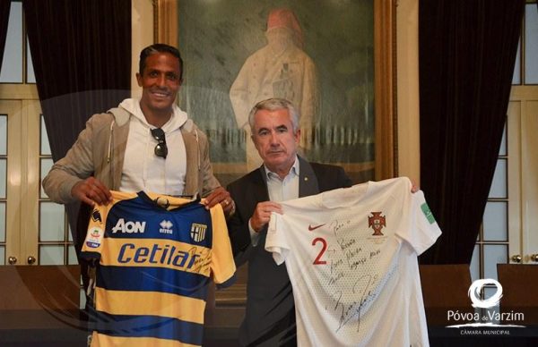 Bruno Alves ofereceu camisolas como forma de reconhecimento