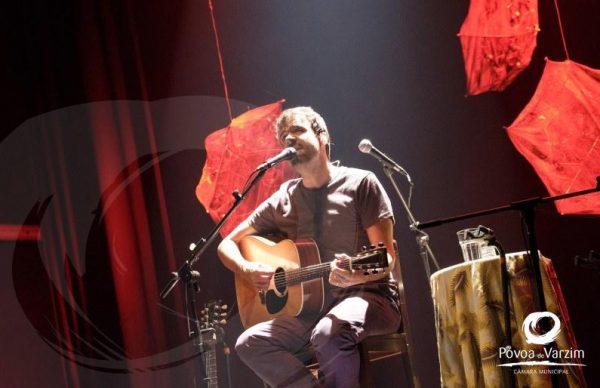 Casa cheia para ouvir Miguel Araújo