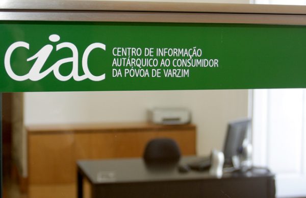 Direitos e deveres dos consumidores na escola Cego do Maio
