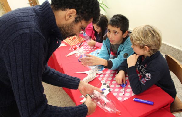 Crianças construíram os seus próprios brinquedos