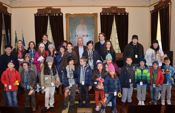 Crianças cantaram as Boas Festas ao executivo municipal