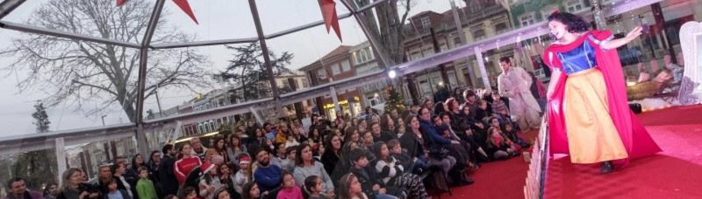 Convidados encantados continuam a encher o Palácio do Pai Natal