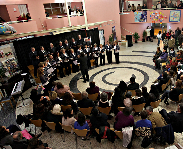 Coro da Universidade Sénior canta as Janeiras em instituições de solidariedade