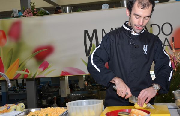 “Cozinha ao Vivo - Almoço Solidário” num Mercado Municipal cheio de alegria