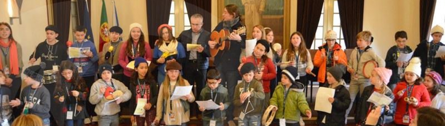 Crianças das Colónias de Férias cantaram as Boas Festas na Câmara