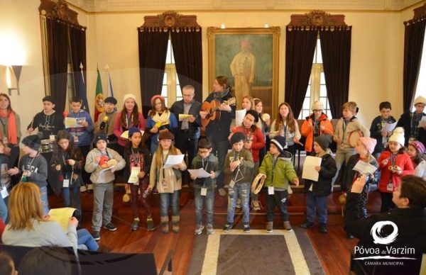 Crianças das Colónias de Férias cantaram as Boas Festas na Câmara