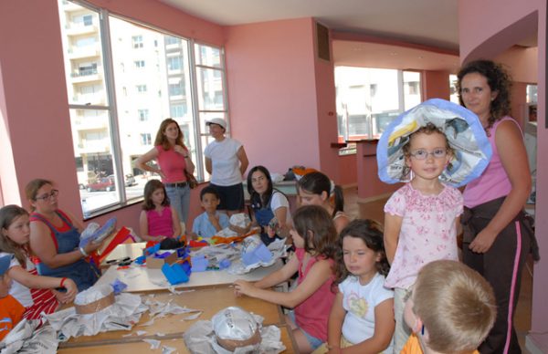 De jornal a chapéus – oficina pedagógica, no Diana Bar