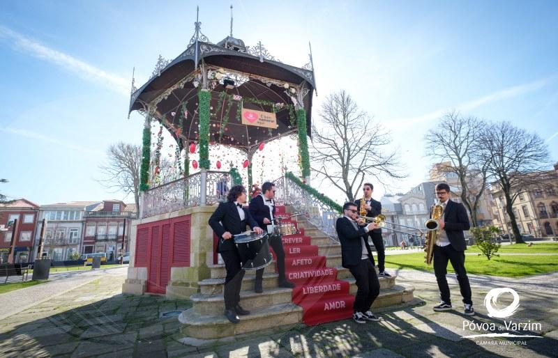 É bom namorar aqui! Cidade decorada e música itinerante para celebrar o Amor