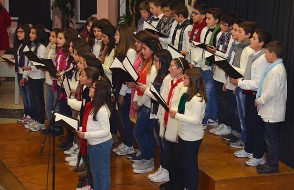 Escolas levaram magia dos cânticos de natal ao Diana Bar