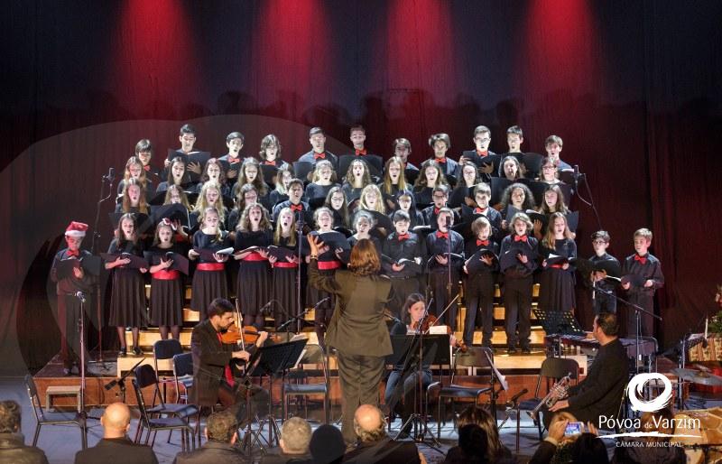 Escolas reunidas em noite de música natalícia