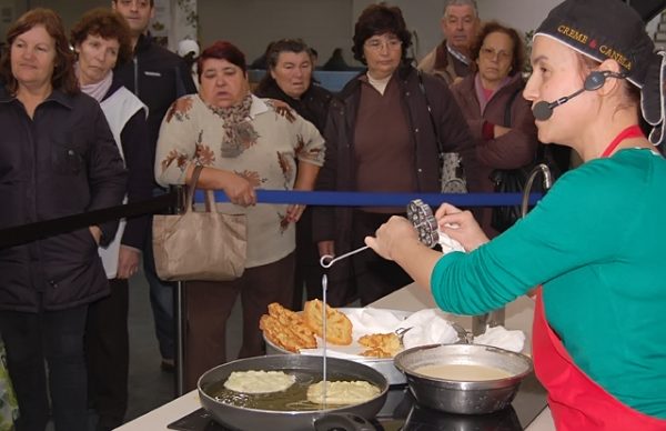 Filhoses confecionados e oferecidos no Mercado Municipal