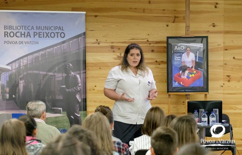 Fisioterapeuta Tânia Velho conversa com alunos sobre a profissão