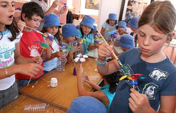 Plástico transforma-se em flores, no Diana Bar
