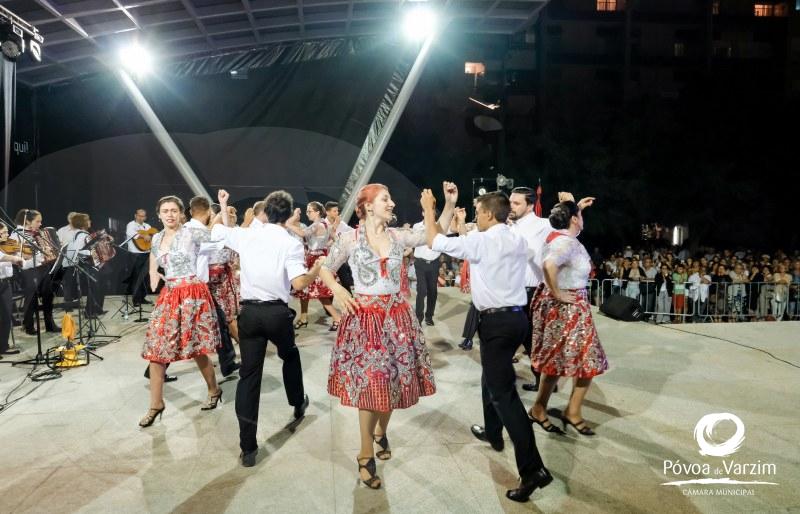 Folclore animou noite de Verão no Passeio Alegre