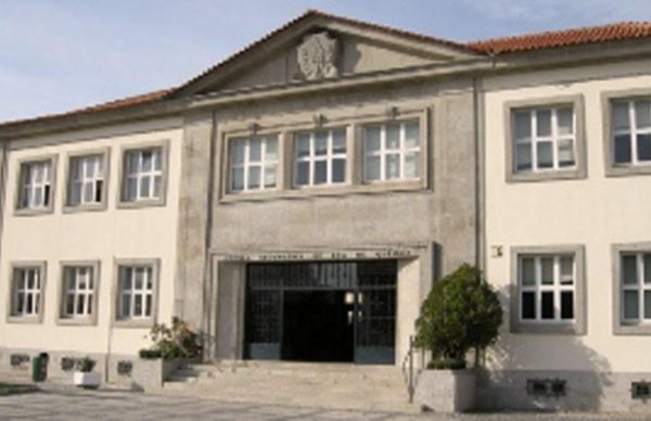 Condicionalismos de trânsito em frente à Eça de Queirós