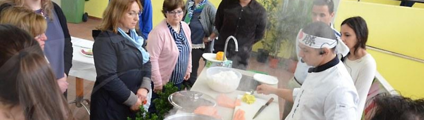Iniciativa de sucesso ensina a confecionar sushi