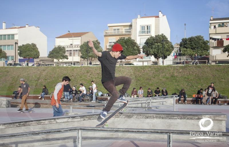 Jovens invadem Skate Parque