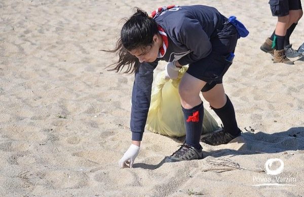 Jovens voluntários limpam Praia dos Beijinhos