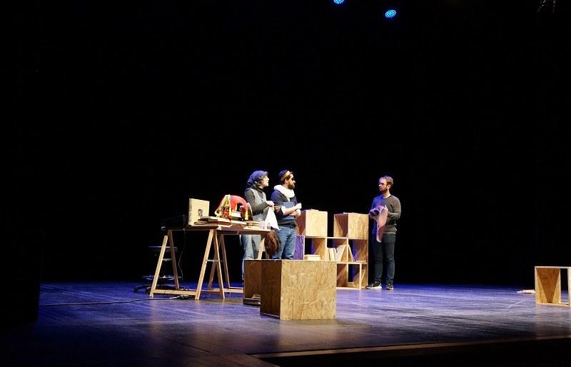 Luís de Camões chega ao Garrett