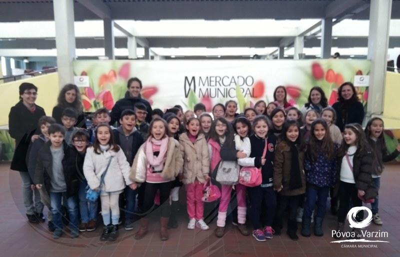 Mais de uma centena de crianças visitou Mercado Municipal