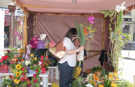 Mercado leva flores à Praça da República