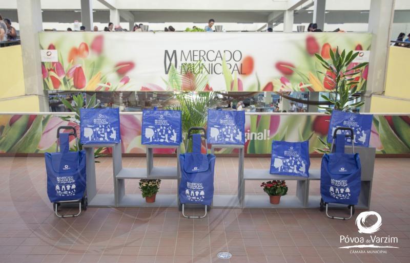 Mercado Municipal apresentou sacos e carrinhos de compras