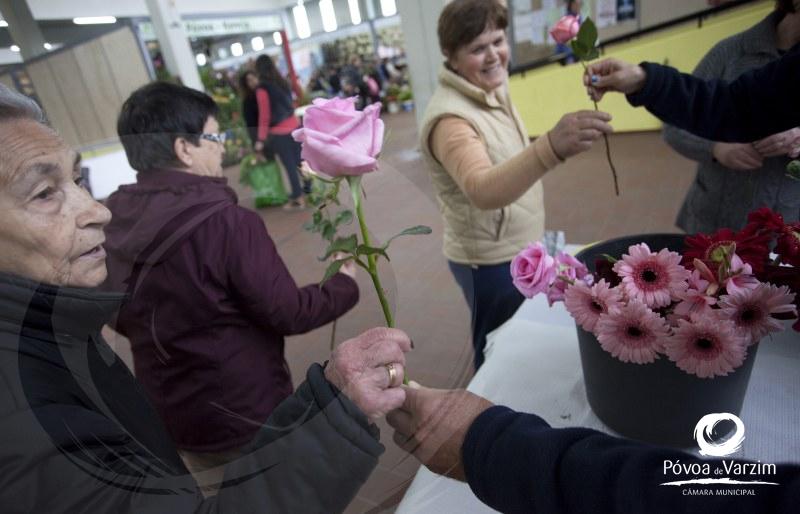 Mercado ofereceu flores às mães