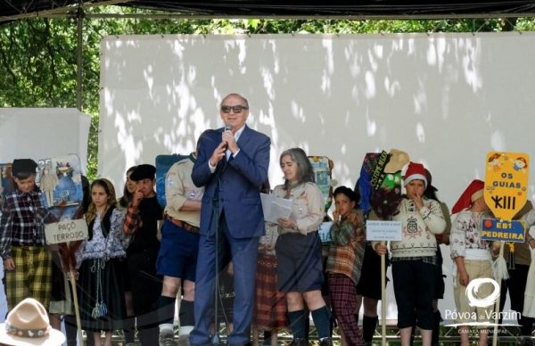 Muitas crianças reunidas no acampamento juvenil