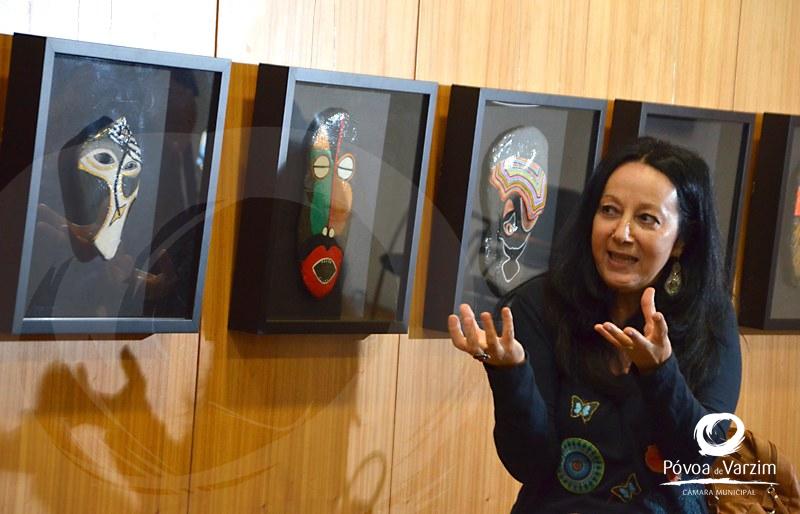 Pintura de máscaras em exposição no Museu Municipal