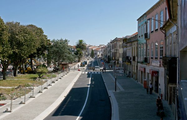 Praça do Almada abre ao trânsito no lado sul