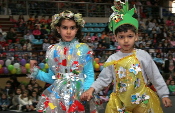 Desfile com materiais recicláveis comemora dia dedicado à Natureza
