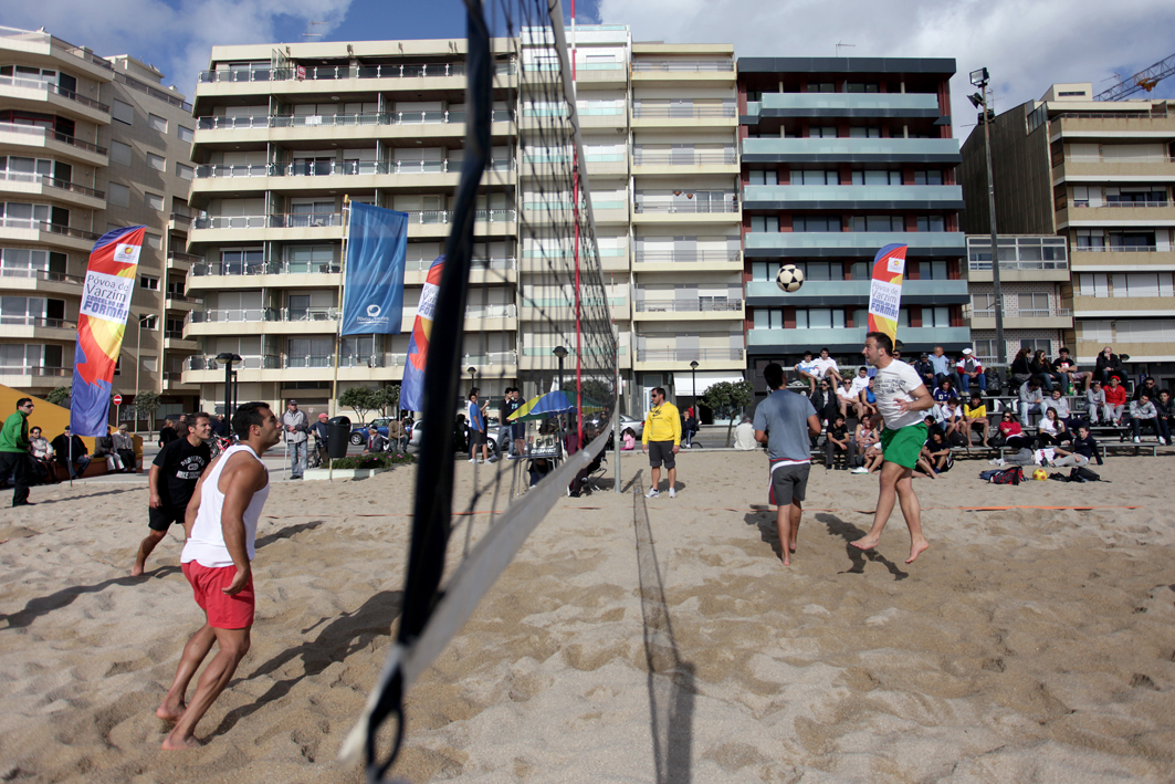Primavera Desportiva reuniu dezenas de jovens na Praia do Carvalhido