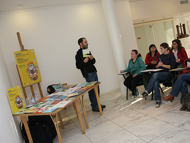 Aprender a contar histórias – oficina reuniu pais e educadores na Biblioteca Municipal